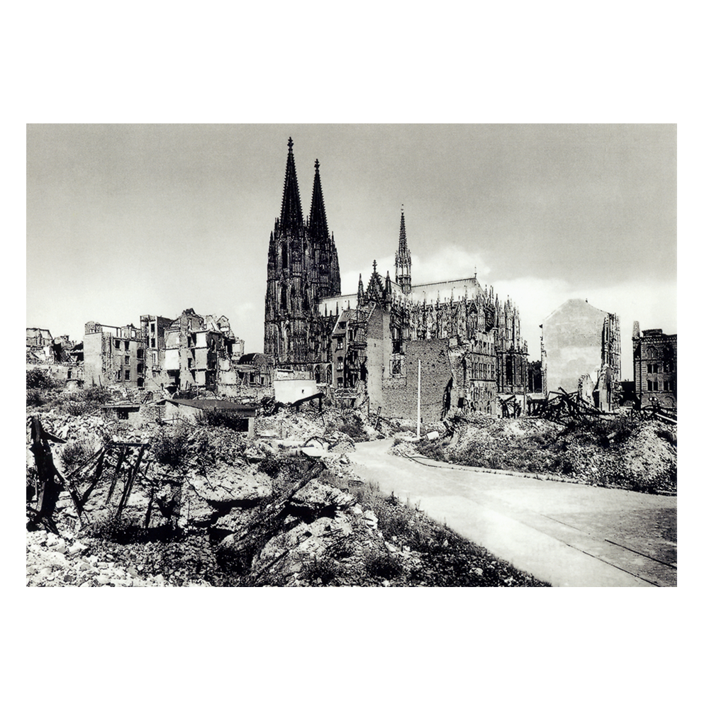 Blick vom Alter Markt auf den Kölner Dom, 1945